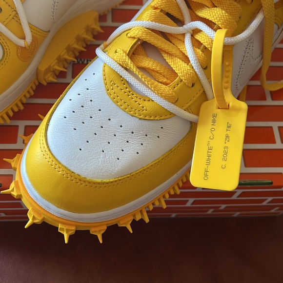 New in Box Nike Af1 Mid White and Varsity Maize C/O Off -White size 8.5/10 wm - Picture 4 of 8